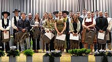 Die Preisträger der frisch gebackenen Gesellen bei der Lehrabschlussfeier der Kreishandwerkerschaft Sigmaringen auf der Bühne der ...