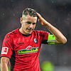Christian Günter von Freiburg greift sich nach dem Abpfiff in die Haare.