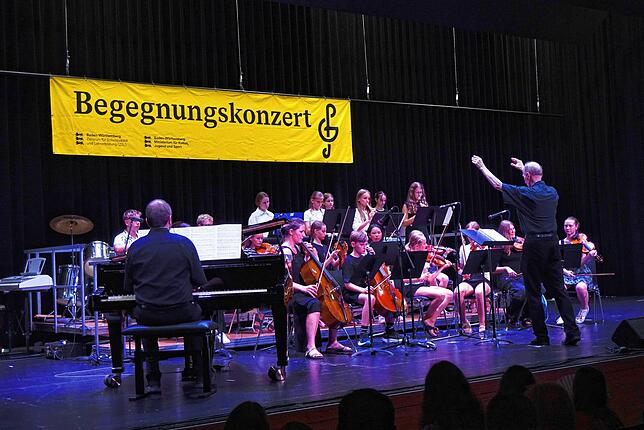 Der Unterstufenorchester des Hochrhein-Gymnasiums Waldshut unter der Leitung von Mathias Lauer und Klaus Bürger eröffnete das ...