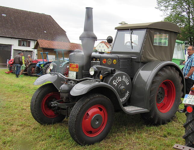 Rund 30 Oldtimertraktoren waren auf der Festwiese zu bestaunen. Das älteste Fahrzeug war der Lanz-Bulldog aus dem Jahr 1941.