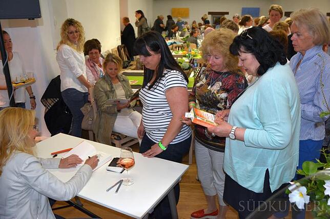Geduldig signiert Gaby Hauptmann nach der Lesung für die Zuhörerinnen Bücher