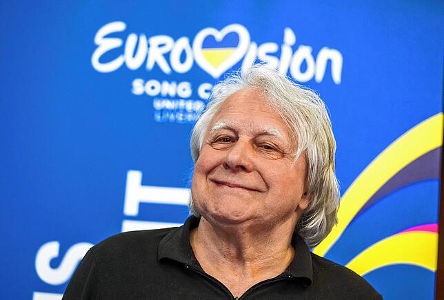 Peter Urban, Musikexperte beim Eurovision Song Contest (ESC), posiert für ein Foto in seinem Hotel in der englischen Hafenstadt.