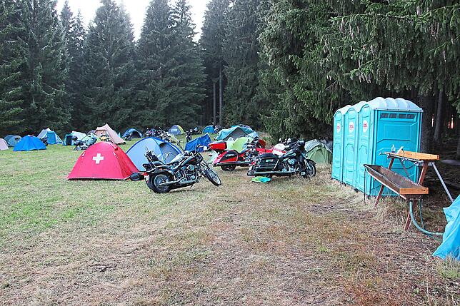 Der Motorradclub MRC Lauben feiert sein 40. Motorradtreffen. Hierzu gibt es ein Ständchen (oben), aber auch einen schottisch anmutenden ...