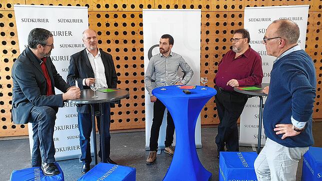 Am Sonntag ist Wahl. Die drei Kandidaten im SÜDKURIER-Wahlduell vergangene Woche mit den SÜDKURIER-Moderatoren (v.l.): Redaktionsleiter ...