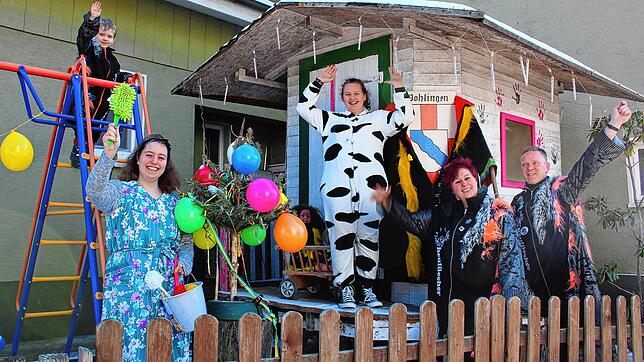 Ein bisschen Spaß geht immer, Familie Baumer in Bohlingen hat den Vorgarten ihres Hauses geschmückt. Von links Moritz, Anna-Lena, ...