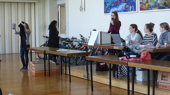 Virginia Brügel, Leiterin des Singener Bürgerzentrums, vertraut bei der Versteigerung von Fundsachen auf den Einsatz eines Mikrofons. ...