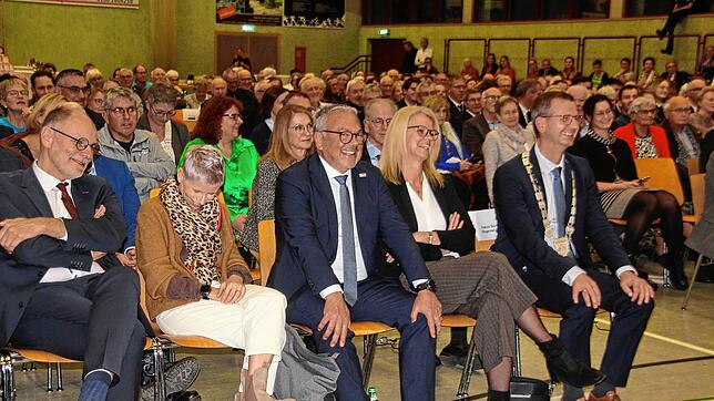 Mit unterhaltsamen Grußworten trugen die Gastredner zu einem feierlich fröhlichen Festakt bei. Bürgermeister Patrick Stärk und seine ...