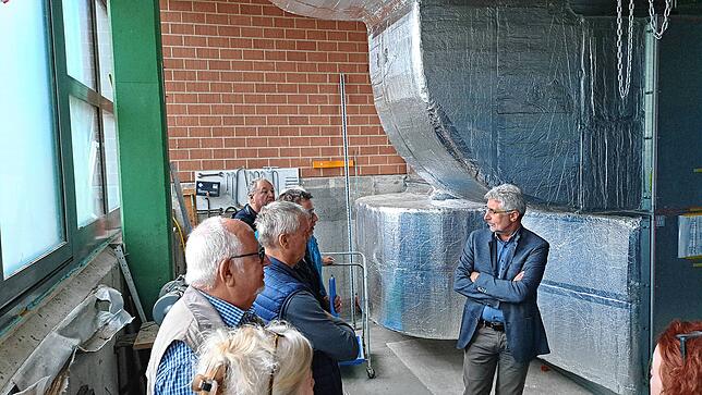 Im „spacigen“ Lüftungsraum der Sporthalle gibt es eine neue Lüftungsanlage für sauberen Luftaustausch. So soll Stauwärme verhindert werden.