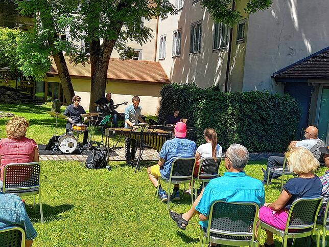 Das Publikum hat das kleine Konzert im Komödiengarten aus vollen Zügen genossen. &bdquo;Endlich&ldquo;, war von vielen Besuchern zu hören.