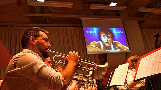 Mit zu den Höhepunkten zählte der musikalische Show-Down zum Thema „Rocky“ beim Jahreskonzert des Musikvereins Dossenbach. Bild: Heinz ...