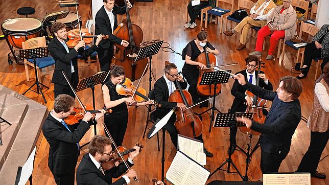 Mit Kompositionen von Mozart und Beethoven verabschiedet sich Dirigent Karsten Dönneweg vom begeisterten Publikum in der Lorenzkirche. ...