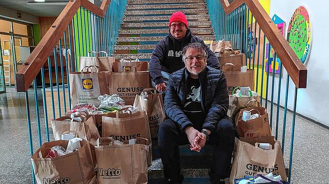 Axel Killmann (vorne) und Nicola Schurr mit einigen der vollgepackten Weihnachtstüten der letztjährigen Aktion.