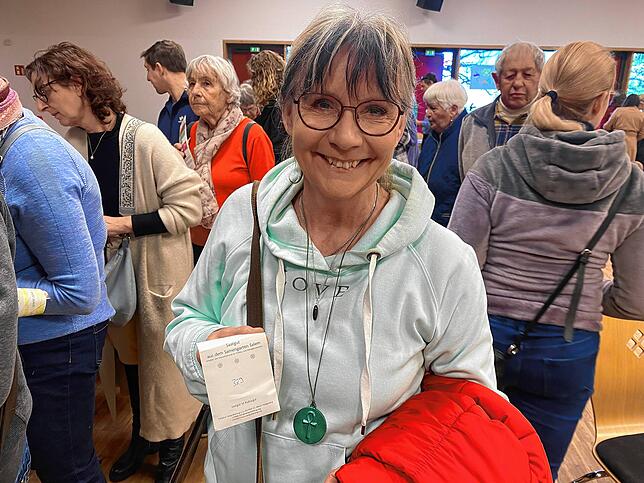 Cornelia Buck aus Schramberg ist zum ersten Mal zur Börse gekommen und hält &bdquo;querbeet&ldquo; Ausschau nach Samen, wie sie erzählt: ...