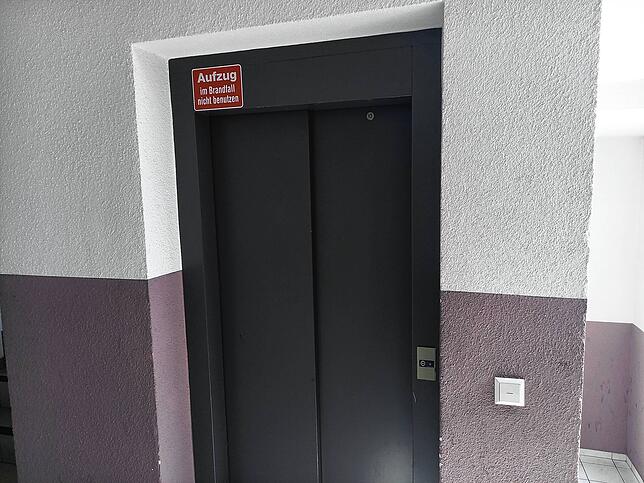 Das ist einer der defekten Aufzüge in der Harzerstraße 10.