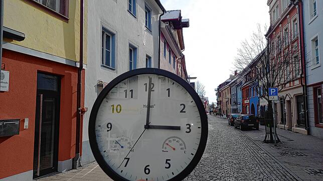 Bis drei Uhr dürfen die Gaststätten in der Färberstraße am Wochenende geöffnet bleiben, diesem Kompromiss hat jetzt der Gemeinderat ...