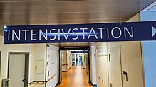 Ein Wegweiser weist auf die Intensivstation hin. Hier war jüngst Manfred Lucha, Minister für Soziales, Gesundheit und Integration, zu ...