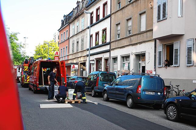 Die Feuerwehr sicherte die Eingänge zum Haus mit zurechtgesägten Holzplatten. Die Banner und die Hütten vor dem Gebäude wurden entfernt.