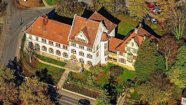 Das Stockacher Amtsgericht von oben: Hier sorgte jüngst ein 29-jähriger Angeklagter mit seinen Aussagen für Fassungslosigkeit.