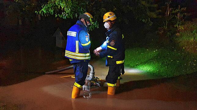 Insgesamt 20 Mitglieder des THW Waldshut-Tiengen waren in der Nacht auf Mittwoch in Lauchringen im Einsatz, wo sie unter anderem Keller ...