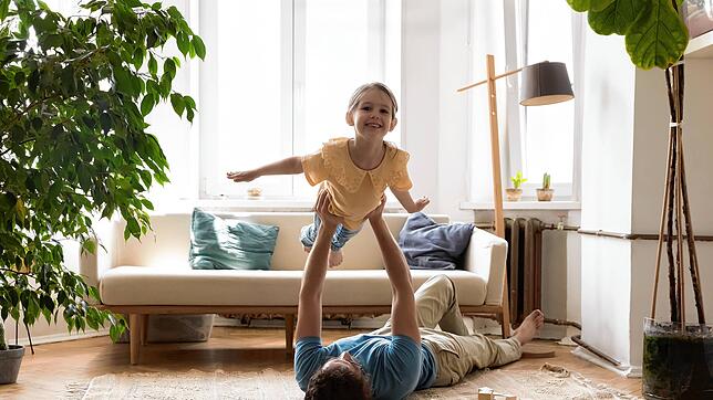 Nähe und Zuneigung sind wichtig für Kinder. Doch Eltern sollten sie auch ohne Anleitung spielen lassen.