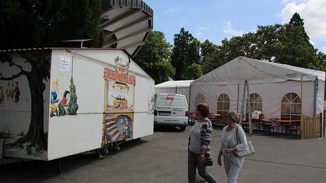 Beim Seehasenfest wurde der Hähnchenwagen des Männerchors von Passanten neugierig begutachtet.