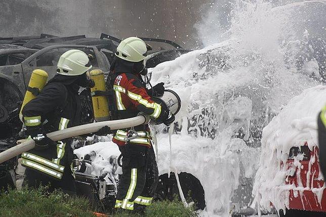 Bild 5: 70 Alt-Fahrzeuge brennen bei Autoverwerter im Industriegebiet Hardt