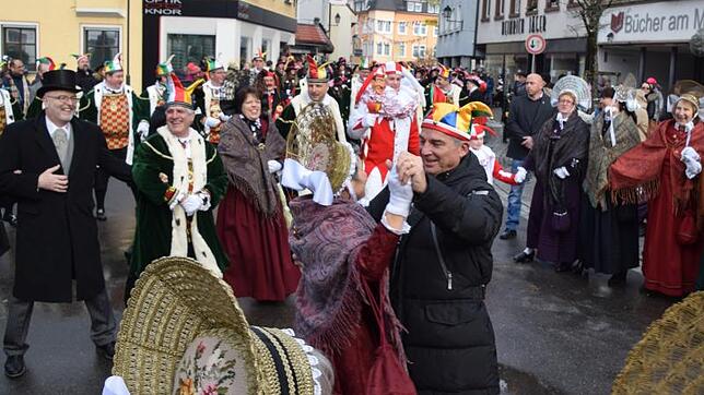 Thomas Strobl tanzt mit Alt-Stockacherin Regina Gromball. Der Umzug, der den Narrenbaum zum Bürgerhaus bringt, pausiert solange. Im ...