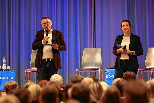 Bild 6: Vier Kandidaten auf der Bühne: Bilder von der SÜDKURIER-Podiumsdiskussion zur Bürgermeisterwahl