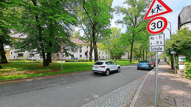 Auf dem Klosterring vor der Klosterring-Schule gilt schon seit längerem Tempo 30. Jetzt wurde diese Tempobegrenzung auf den ganzen ...