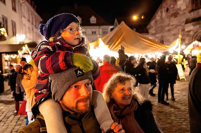 Die kleine Runa Weiß genießt auf den Schultern von Papa Nicolas Pöhlmann und Oma Lucia das Konzert auf der Show-Bühne.