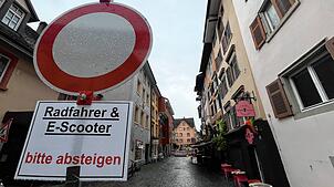 Die Stadt verlegt in der Rheinbrückstraße zwischen Restaurant Fridolin und Zollhaus noch dieses Jahr einen rollstuhlgängigen ...