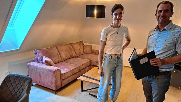 David Dilpert vermietet mit seiner Frau die 18 Appartements unter dem Namen „Das Adler“. Hier bespricht er sich mit seiner Teamleiterin ...