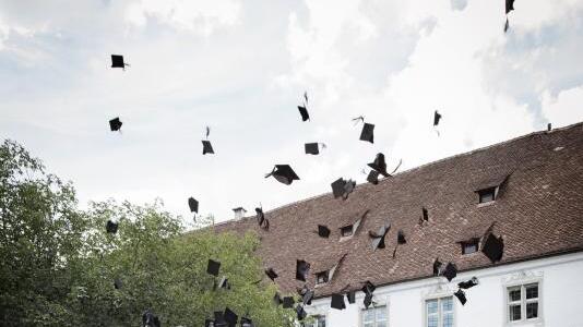 125 Schüler freuen sich über ihr bestandenes Abitur. Zu Ehren der Absolventen wurde ein Festakt in der Zentscheuer der Schule Schloss ...