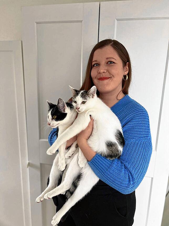Jessica Blust mit den Pflegekatzen Stella und Tar.