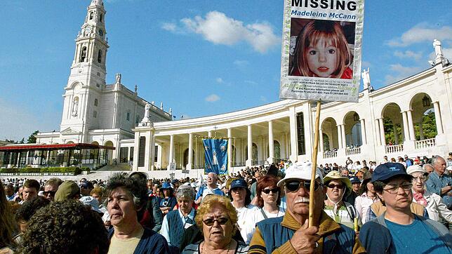 Gläubige halten in Rom ein Bild von Madeleine McCann in der Hand. Im Mai 2007 verschwand Maddie in Portugal. Bis heute ist der Fall ...