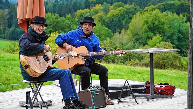 &bdquo;Swinging Caravan&ldquo; untermalten bei der &bdquo;Apfelradlrunde&ldquo; im vergangenen Herbst mit Gypsy-Jazz-Klängen den ...