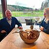 Martin Hahn und Sabine Becker auf dem Helchenhof in Überlingen-Bonndorf. An diesem Tisch werden wichtige Entscheidungen gefällt.