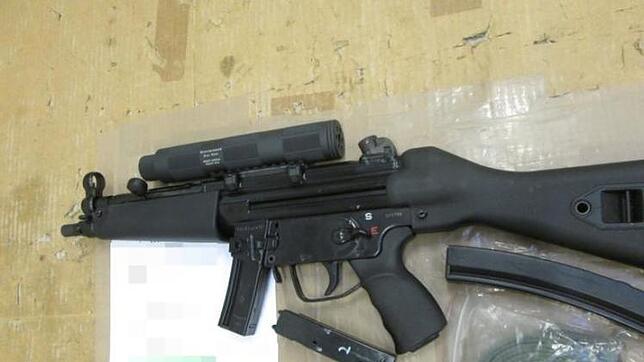 Eine der im Mordfall Stühlingen gesuchten Waffen, eine halbautomatische Maschinenpistole, ziviler Nachbau.  Bild: Polizei