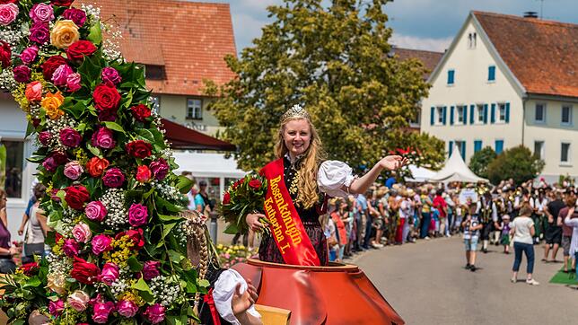 Rosenkönigin Katharina I., auf dem Bild beim Festumzug im vergangenen Jahr, wird die 50.&nbsp;Nöggenschwieler Rosentage in ihrer letzten ...
