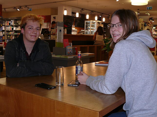 Julian Kratzer und Maja Werner im Gespräch im Osiander-Cafe &ndash; bei Bionade und Wasser.