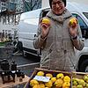 Schätzt die Quitte auch wegen ihres Dufts: Obstverkäuferin Judith Lehle. Bild: Jörg Büsche