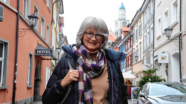 Die Überlingerin Sybille Lembcke in der Münsterstraße. Sie sagt: &bdquo;Leider wissen wir immer noch nicht, an wen und wohin wir uns in ...