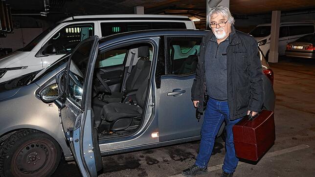 Der Allgemeinarzt Günther Kiesel bricht zu seinem ärztlichen Notdienst auf. Inzwischen müssen Ärzte, die die Dienste verrichten, längere ...