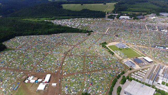 Southside-Luftbild Das Ausmaß nach der Unwetter-Katastrophe auf dem Southside-Fesival: Zwischen Chaos und Mülldeponie.
