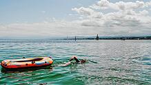 Verena Röck will mit einem mit Steinen gefüllten Schlauchboot durch den Bodensee schwimmen. Sie will damit Aufmerksamkeit erregen.
