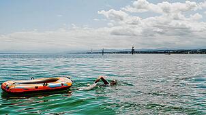 Verena Röck will mit einem mit Steinen gefüllten Schlauchboot durch den Bodensee schwimmen. Sie will damit Aufmerksamkeit erregen.