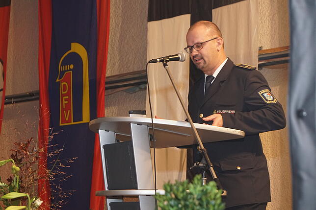 Kreisbrandmeister Carsten Sorg beim Jahresabend der Freiwilligen Feuerwehr Konstanz in der Litzelstetter Seeblickhalle.
