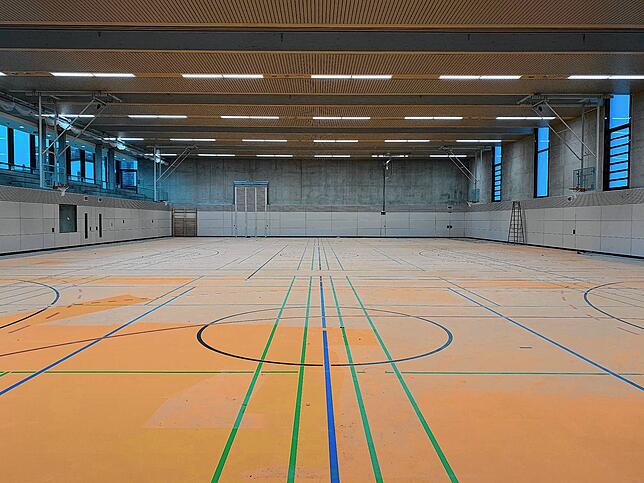 Ein Blick in die neue Sporthalle Fischbach: Noch liegt Staub von der Baustelle auf dem Hallenboden.