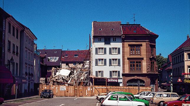 Mai 1985: Das Gasthaus „Krone“ wird abgerissen. Der Münsterplatz diente als Parkplatz.