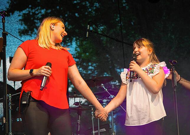 Michelle Marber von der Band CrossAge im Duett mit ihrer kleinen Schwester Amy-Lee &ndash; ein Garant für einen Gänsehautmoment.